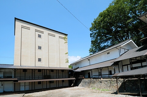 写真左：鉄筋五階繭倉庫、写真右：木造三階繭倉庫